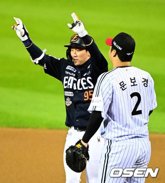 [OSEN=잠실, 지형준 기자] 27일 오후 서울 잠실야구장에서 2025 신한 SOL Bank KBO리그 포스트시즌 한국시리즈 2차전 LG 트윈스와 한화 이글스의 경기가 열렸다.LG는 임찬규, 한화는 류현진을 선발 투수로 내세웠다.1회초 무사에서 한화 황영묵이 우중간 안타를 날리며 기뻐하고 있다. 2025.10.27 /jpnews@osen.co.kr