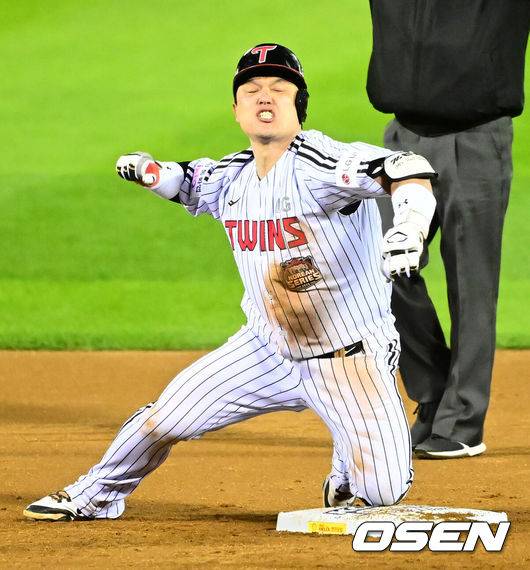 [OSEN=잠실, 지형준 기자] 27일 오후 서울 잠실야구장에서 2025 신한 SOL Bank KBO리그 포스트시즌 한국시리즈 2차전 LG 트윈스와 한화 이글스의 경기가 열렸다.LG는 임찬규, 한화는 류현진을 선발 투수로 내세웠다.2회말 무사 만루에서 LG 박동원이 2타점 좌중간 적시 2루타를 날리며 기뻐하고 있다. 2025.10.27 /jpnews@osen.co.kr