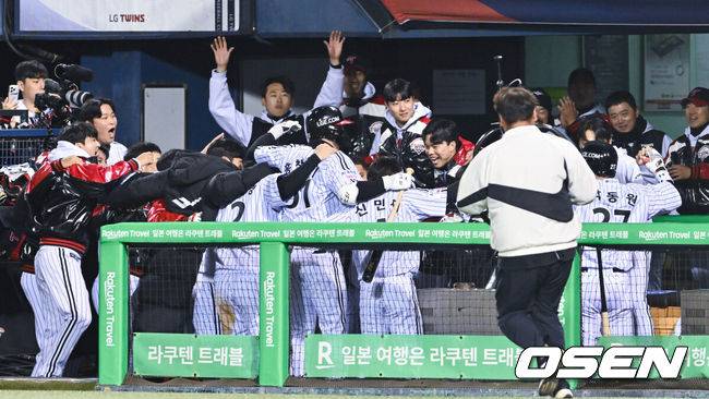 [OSEN=잠실, 박준형 기자] 27일 오후 서울 잠실야구장에서 2025 신한 SOL Bank KBO리그 포스트시즌 한국시리즈 2차전 LG 트윈스와 한화 이글스의 경기가 열렸다.LG는 임찬규, 한화는 류현진을 선발 투수로 내세웠다.3회말 2사 1루 LG 박동원이 2점 홈런을 날린뒤 동료들과 기뻐하고 있다 .  2025.10.27 / soul1014@osen.co.kr