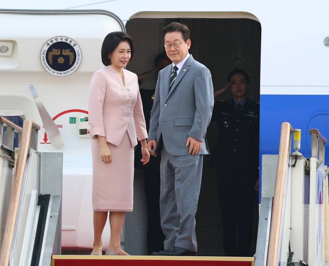 ▲말레이시아 아세안 정상회의 참석차 이재명 대통령과 김혜경 여사가 26일 성남 서울공항에서 공군 1호기로 출국하고 있다. ⓒ연합뉴스