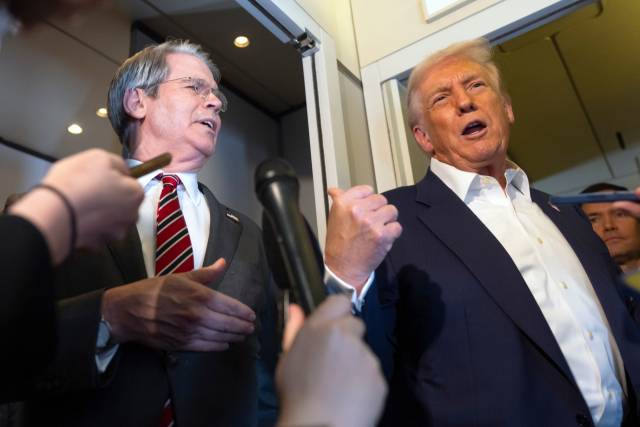 ▲ 27일(현지시간) 말레이시아 쿠알라룸푸르에서 일본 도쿄로 향하는 전용기(에어포스원)에서 도널드 트럼프 미국 대통령(오른쪽)이 스콧 베선트 미 재무장관을 가리키고 있다. ⓒAP=연합뉴스