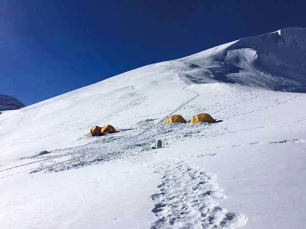 푼타히운출리(7,246m)의 고소 캠프 전경. 사진 푸르텐바하 어드벤처.