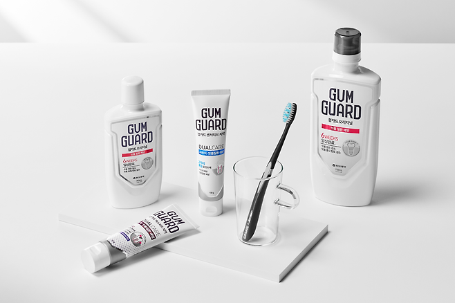 잇몸 전문 구강케어 브랜드 ‘검가드’의 오리지널·센서티브 라인. 치약과 가글을 함께 사용해 잇몸염·시린이 예방 효과를 높인다.동아제약