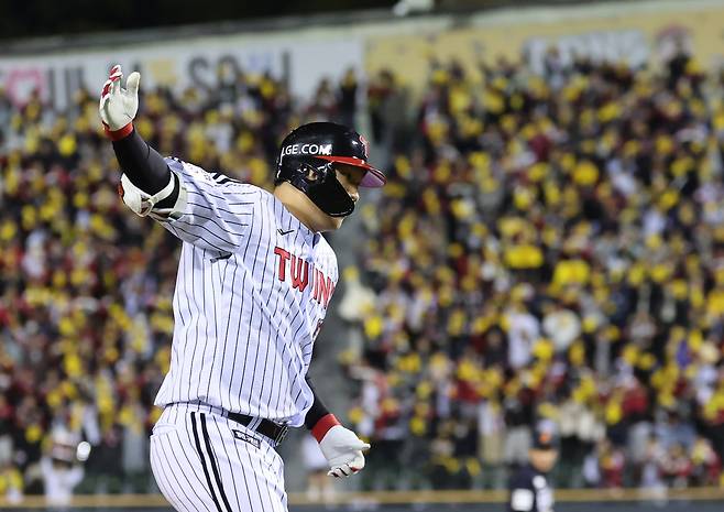 27일 서울 잠실야구장에서 열린 2025 프로야구 한국시리즈 한화 이글스 대 LG 트윈스 2차전. 8회말 2사 1루 LG 문보경이 2점 홈런을 친 뒤 기뻐하고 있다. 연합뉴스