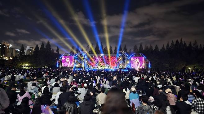 지난 25일 부산 북구 화명생태공원에서 열린 ‘대한민국 상생 영수증 콘서트 in 부산’에서 록밴드 YB가 많은 관객 앞에서 공연을 하고 있다. 공공문화연구소 제공