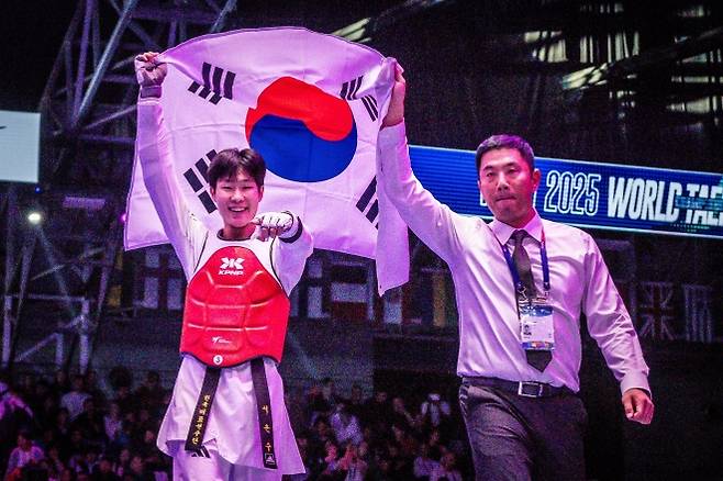 한국 태권도 국가대표 서은수가 26일 중국 장쑤성 우시의 타이후 인터내셔널 엑스포 센터에서 열린 2025 세계태권도선수권대회 남자 54㎏급에서 우승한 뒤 기뻐하고 있다. 세계태권도연맹 제공