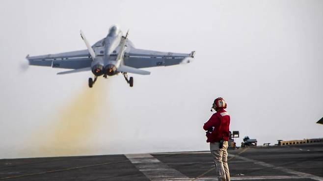 미 해군 제22전투공격비행대(VFA-22) 소속 F/A-18F ‘슈퍼 호넷’ 전투기가 2025년 7월 30일 항공모함 USS 니미츠(CVN 68)에서 이륙하고 있다. 미 해군 제공