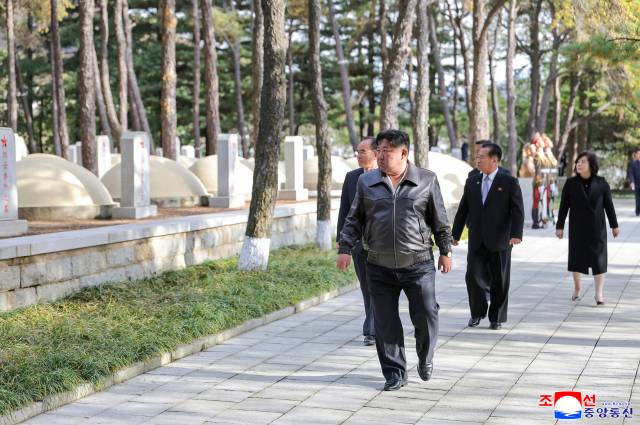 김정은 북한 국무위원장이 중국군의 6·25전쟁 참전 75주년 기념일(10월 25일)을 맞아 지난 24일 평안남도 회창군에 있는 중국인민지원군 열사능원을 찾아 열사들에게 숭고한 경의를 표했다고 조선중앙통신이 25일 보도했다. 조선중앙통신·연합뉴스