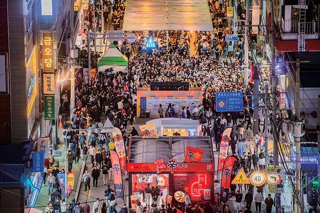 구미시 라면축제는 산업과 문화를 결합한 대표 사례다. 사진은 2024년 11월 구미시 라면축제에 참가한 관광객들이 퍼레이드를 하고 있는 모습 ⓒ구미시 제공