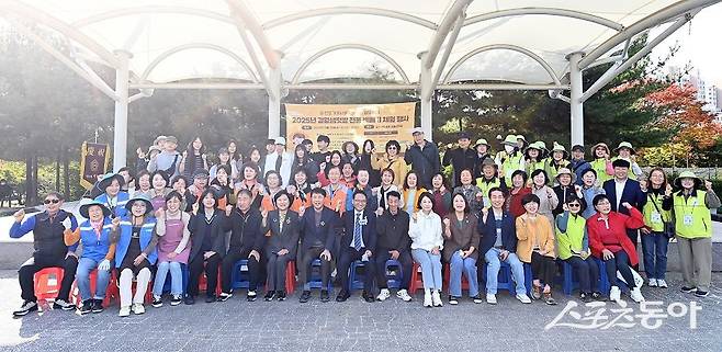 인천 부평구, 갈월샘텃밭 전통 벼 베기 체험행사를 진행했다. 사진제공｜인천 부평구청