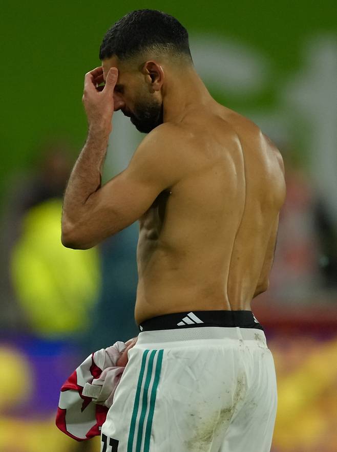 리버풀 무함마드 살라흐가 25일 브렌트퍼드전에서 패한 후 침통한 표정으로 경기장을 떠나고 있다.  AP연합