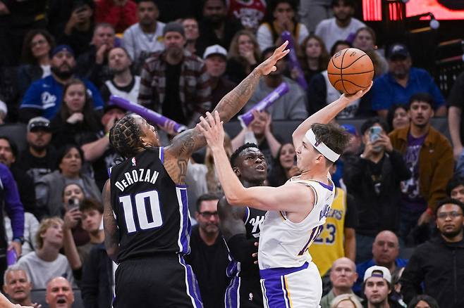 오스틴 리브스가 새크라멘토 27일 미국 캘리포니아주 새크라멘토의 골든 1 센터에서 열린 새크라멘토 킹스와 2025~2026 미국프로농구 정규리그 원정 경기에서 패스할 곳을 찾고 있다.   새크라멘토 | Imagn Images연합뉴스