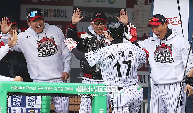 ▲ 염경엽 감독을 비롯한 LG 코칭스태프가 홈런을 친 박해민을 맞이하고 있다. ⓒ곽혜미 기자