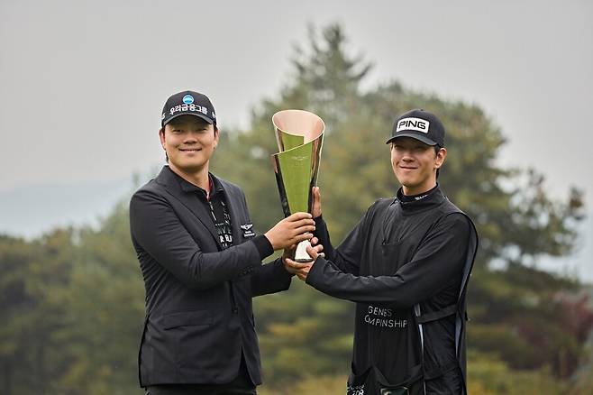 &nbsp;(왼쪽부터)&nbsp;2025&nbsp;제네시스&nbsp;챔피언십&nbsp;우승자&nbsp;이정환&nbsp;선수와&nbsp;이정훈&nbsp;캐디&nbsp;ⓒ제네시스