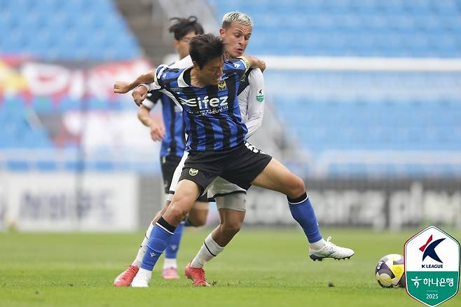 26일 인천축구전용경기장에서 열린 경남FC전에 출전해 치열한 볼 경합을 펼치고 있는 인천 유나이티드 주장 이명주. /사진=한국프로축구연맹 제공