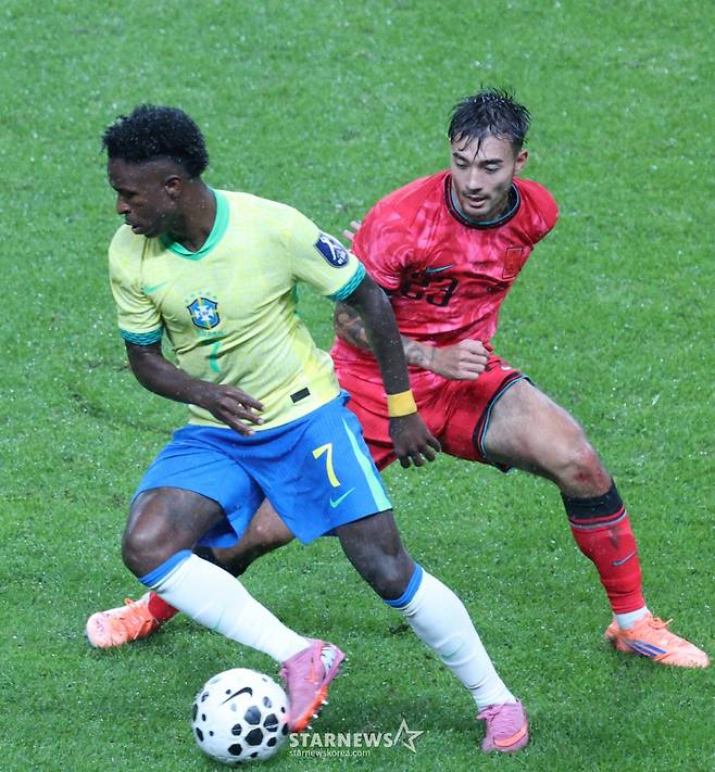 한국 축구 국가대표팀이 10일 서울월드컵경기장에서 브라질 대표팀과 친선경기를 벌였다. 엔스 카스트로프가 브라질 비니시우스를 수비하고 있다. /사진=김진경 대기자