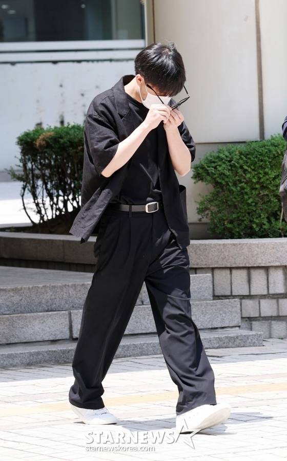 전 NCT 출신 문태일이 특수 준강간 혐의로 18일 서울중앙지방법원에서 열린 공판에서 징역 7년을 구형받은 뒤 법원을 나서고 있다. /2025.06.18 /사진=김휘선 hwijpg@