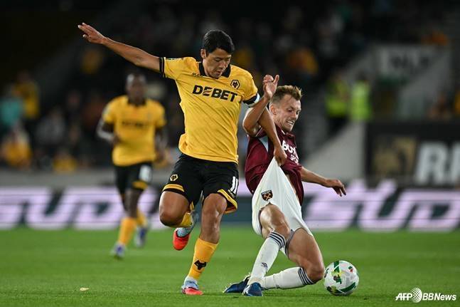 제임스 워드 프라우스(오른쪽)가 지난 8월 웨스트햄 유나이티드와 잉글랜드리그컵(EFL컵) 경기 중 황희찬에게 태클을 시도하고 있다. /AFPBBNews=뉴스1