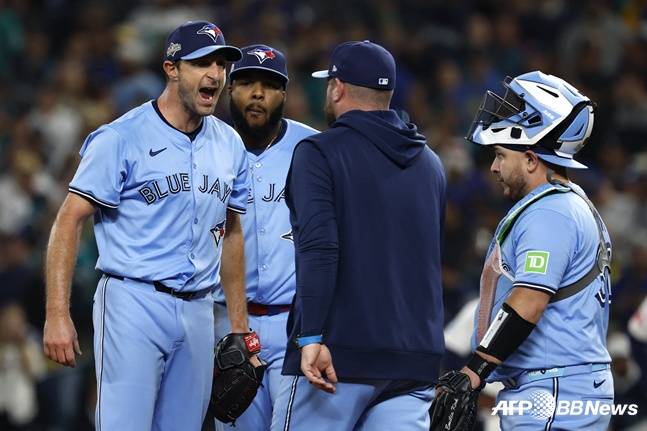 셔저(왼쪽)가 ALCS 4차전에서 교체를 지시하는 감독에게 버럭하고 있다. /AFPBBNews=뉴스1