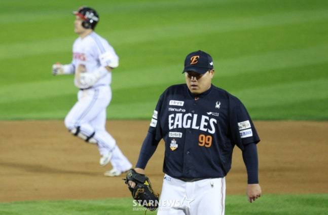 2025 KBO리그 한국시리즈 2차전 LG 트윈스 대 한화 이글스전이 27일 잠실야구장에서 열렸다.  한화 선발 류현진이 3회말 2사 1루에서 LG 박동원에게 좌월 2점 홈런을 얻어맞고 고개를 떨구고 있다. /사진=김진경 대기자