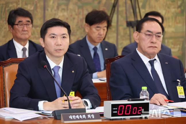 유승민 대한체육회 회장(왼쪽)이 국정감사에서 질의에 답하고 있다. /사진=뉴시스