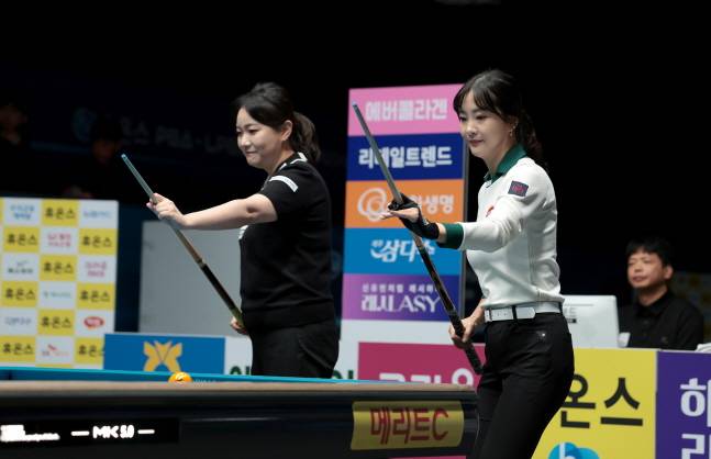 김민아(왼쪽)와 김상아가 뱅킹을 시도하고 있다. /사진=PBA 투어 제공