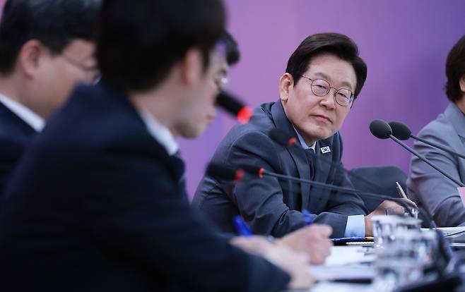 이재명 대통령이 지난 9월 24일 대구광역시 북구 엑스코에서 열린 타운홀 미팅에서 하정우 AI미래기획수석의 발언을 듣고 있다. [사진 | 뉴시스]