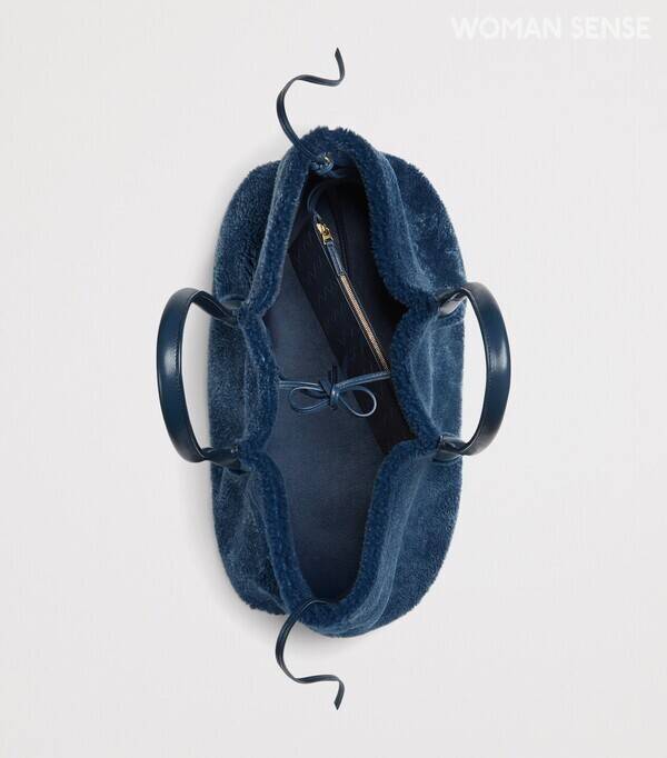 메리노 시어링 소재의 리버서블 토트백 6백71만원 보테가베네타