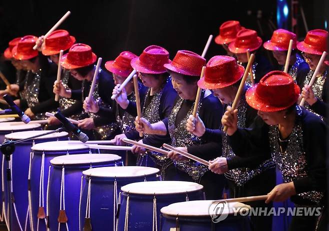 어르신들의 난타 공연 모습 서울의 한 노인종합복지관 어르신들이 생활체육 경연대회에서 난타 공연을 펼치고 있다.
[연합뉴스 사진]