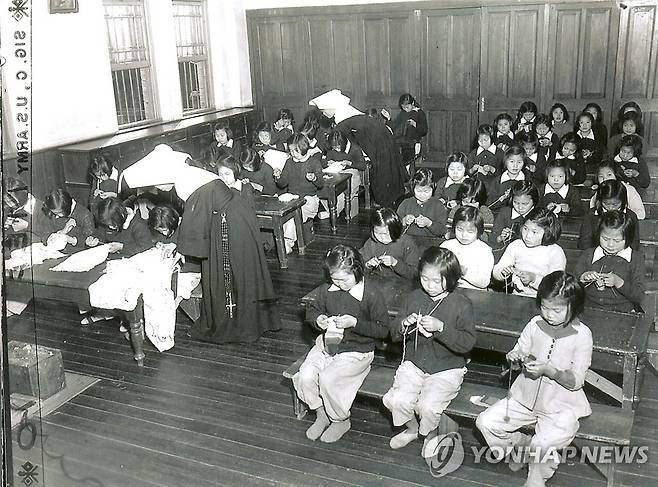 1950년 뜨개질 배우는 고아원 원생들 [미국국립문서보관소 사진]