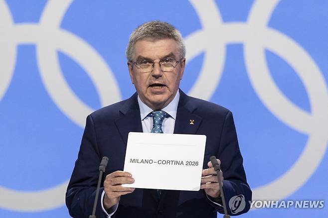 2019년 6월 열린 IOC 총회에서 2026년 동계올림픽 개최지 발표하는 토마스 바흐 당시 IOC 위원장 [EPA=연합뉴스 자료사진]