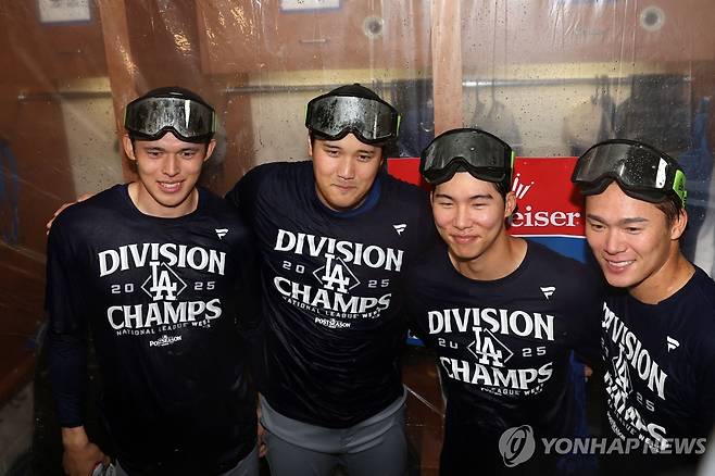 다저스에서 뛰는 아시아계 선수들 왼쪽부터 사사키 로키, 오타니 쇼헤이, 김혜성, 야마모토 요시노부 [AFP=연합뉴스]