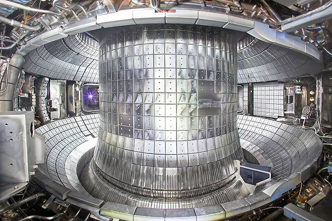 케이스타(KSTAR) 진공용기 내부  [한국핵융합에너지연구원 제공. 재판매 및 DB 금지]