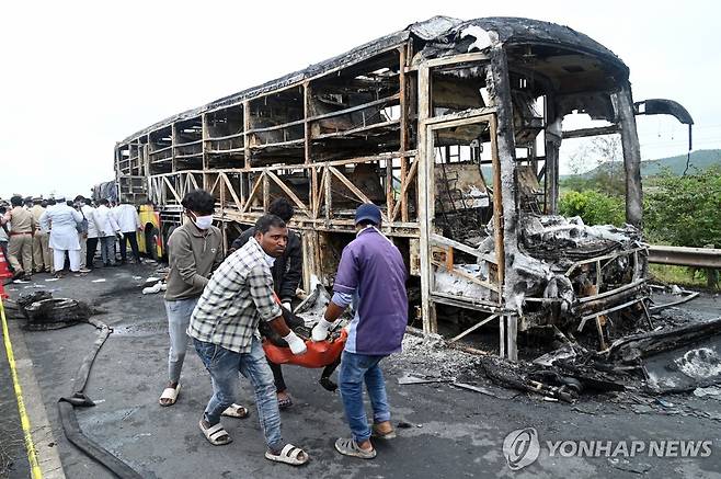 불에 타 뼈대만 남은 사고 버스 [AP 연합뉴스 자료사진. 재판매 및 DB 금지]