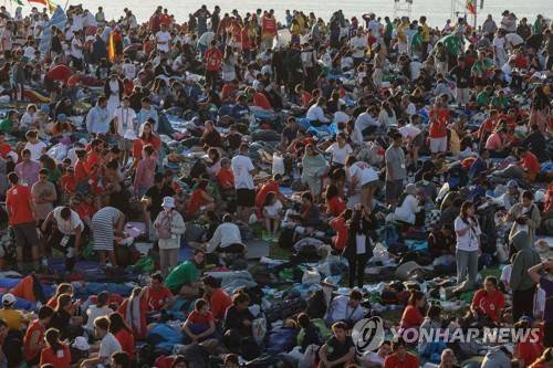 2023년 세계청년대회 인파 (리스본 AFP=연합뉴스) 2023년 8월 6일(현지시간) 세계청년대회가 열리고 있는 포르투갈 수도 리스본의 테조 공원에 방문자들이 미사를 앞두고 모여 있다. [자료사진]
