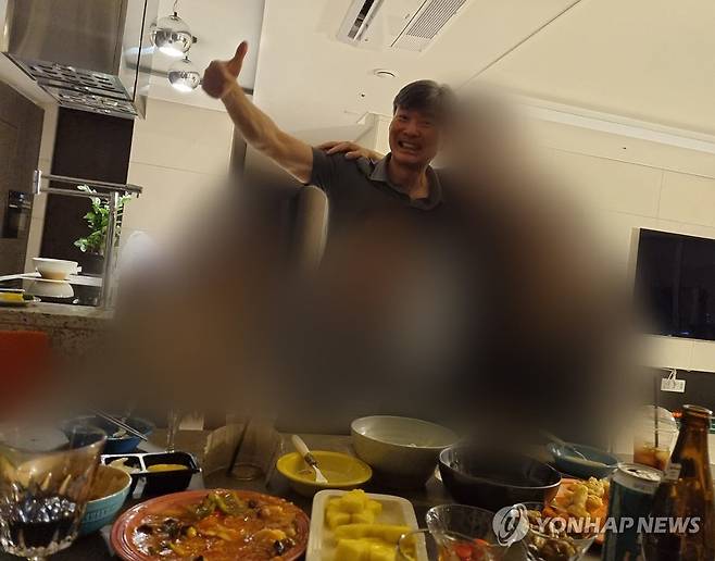 특검 '도이치' 수사팀장, 사건핵심 이종호와 술자리…대검 감찰 (서울=연합뉴스) 김건희 여사 관련 의혹을 수사하는 민중기 특별검사팀에 파견돼 도이치모터스 주가조작 사건 수사팀장을 맡아온 한문혁 부장검사가 과거 도이치모터스 주가조작의 '컨트롤타워'로 지목된 이종호 전 블랙펄인베스트 대표와 술자리를 가진 사실이 드러나 파견이 해제됐다. 대검찰청은 곧바로 한 부장검사에 대한 감찰에 착수했다.
    사진 속 이종호 전 대표(모자이크 처리없는 인물) 앞쪽 가운데 위치한 사람이 한 검사. 2025.10.27 [독자 제공. 재판매 및 DB금지] photo@yna.co.kr