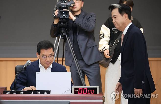 위원장에 사과하는 김태흠 지사 (홍성=연합뉴스) 강수환 기자 = 27일 충남 홍성군 충남도청에서 열린 행정안전위원회의 충남도 국정감사에서 김태흠 충남도지사가 정회된 국감이 재개된 뒤 신정훈 위원장에 사과하고 있다. 2025.10.27 swan@yna.co.kr