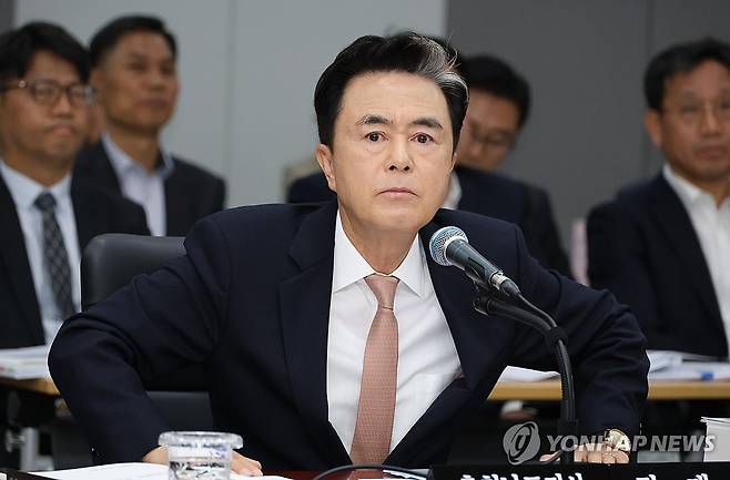 질타하는 의원 바라보는 김태흠 지사 (홍성=연합뉴스) 강수환 기자 = 27일 충남 홍성 충남도청에서 열리는 행정안전위원회의 충남도 국정감사에서 김태흠 충남도지사가 질타하는 의원을 바라보고 있다. 2025.10.27 swan@yna.co.kr