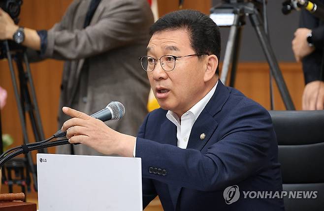 질타하는 신정훈 위원장 (홍성=연합뉴스) 강수환 기자 = 27일 충남 홍성군 충남도청에서 열린 행정안전위원회의 충남도 국정감사에서 신정훈 위원장이 김태흠 충남도지사를 질타하고 있다. 2025.10.27 swan@yna.co.kr