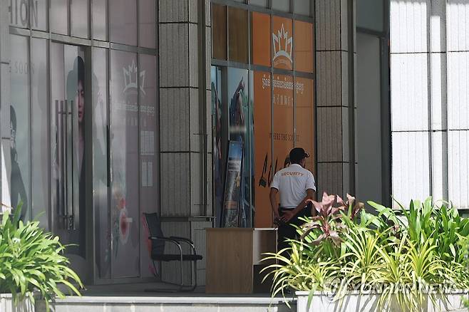 정부, 캄보디아 범죄배후 기업 금융제재 착수 (프놈펜=연합뉴스) 서대연 기자 = 캄보디아에서 한국인 납치ㆍ감금 등 조직범죄피해가 잇따라 발생하면서 정부가 범죄조직을 대상으로 금융 제재를 검토하고 있는 가운데 19일 프놈펜 프린스그룹 본사에 경비직원이 근무하고 있다.
    19일 금융당국에 따르면 금융위원회 산하 금융정보분석원(FIU)은 캄보디아 범죄 관련자를 금융거래 제한 대상자로 지정하는 방안을 검토 중이다. 유력 제재 대상으로 캄보디아 프놈펜의 '프린스 그룹'과 금융서비스 기업 '후이원 그룹(Huione Group)' 등이 거론된다. 2025.10.19 dwise@yna.co.kr