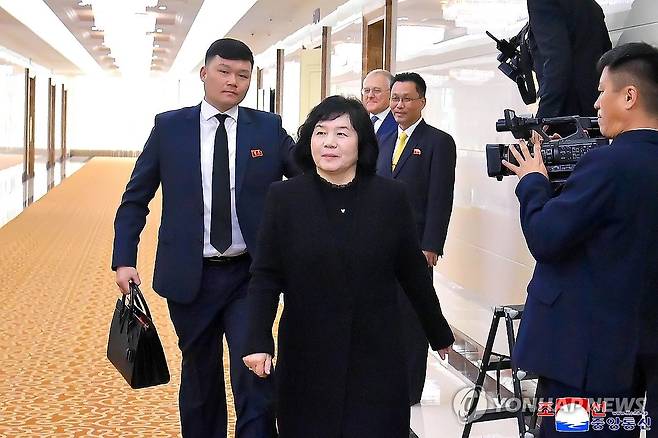 최선희 외무상, 러시아·벨라루스 방문 위해 평양 출발 (평양 조선중앙통신=연합뉴스) 최선희 북한 외무상이 러시아와 벨라루스 외무성의 초청으로 이들 국가를 각각 방문하기 위해 26일 전용기로 평양을 출발했다고 조선중앙통신이 27일 보도했다. 평양국제비행장에서 김정규 외무성 부상과 알렉산드르 마체고라 주북한 러시아 대사가 전송했다. 2025.10.27 
    [국내에서만 사용가능. 재배포 금지. For Use Only in the Republic of Korea. No Redistribution] nkphoto@yna.co.kr