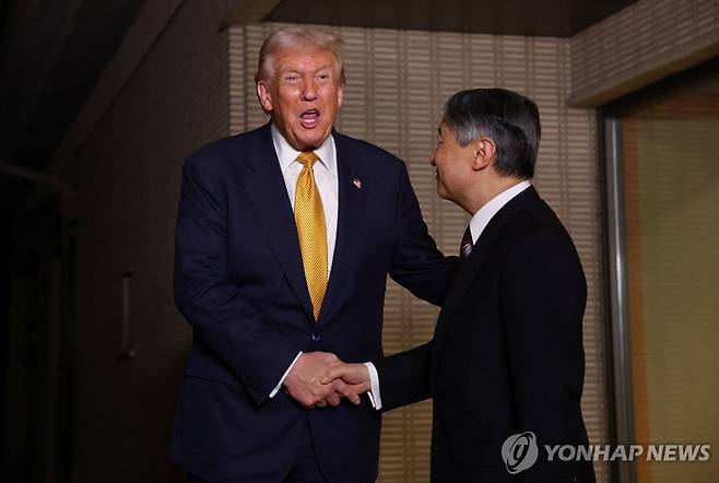 나루히토 일왕 만난 트럼프 대통령 (도쿄 로이터=연합뉴스) 도널드 트럼프 미국 대통령이 27일 나루히토 일왕과 고쿄에서 악수하고 있다.