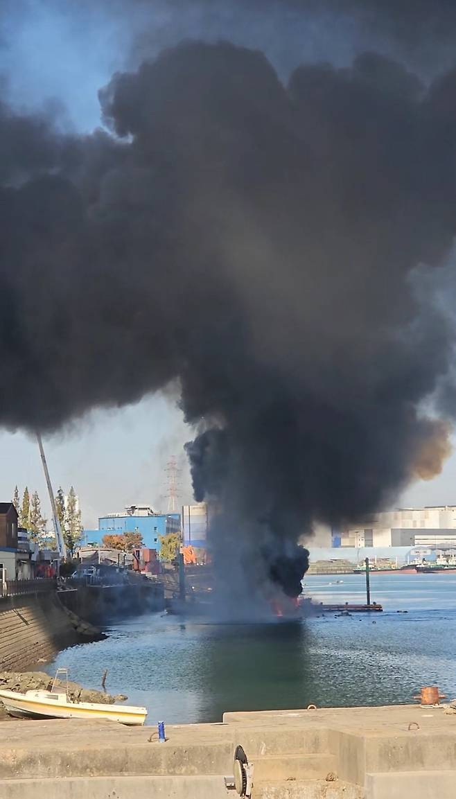 ▲ 28일 오전 10시21분쯤 인천 동구 화수동 화수부두에서 화재가 발생했다. /사진제공=독자