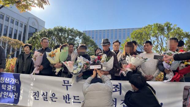 ‘순천 청산가리 막걸리 살인사건’ 재심에서 살인·존속살인 혐의에 대해 무죄 판결을 받은 백점선(앞줄 왼쪽 다섯 번째)씨와 딸 A(네 번째)씨가 재판 직후 판결에 대한 소회를 밝히고 있다.
