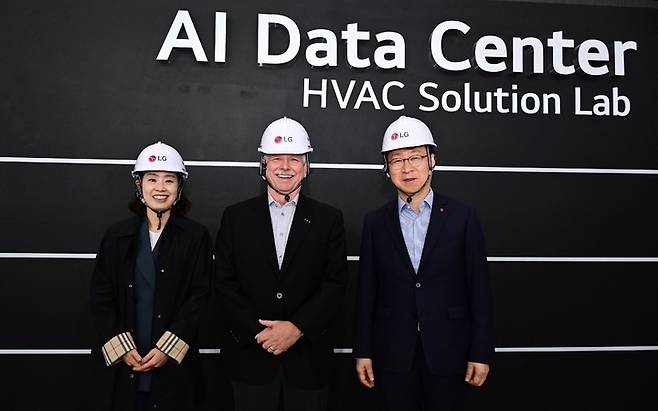 지난 27일 남재인(왼쪽) SK엔무브 Green성장본부장, 피터 폴린(가운데) GRC CEO, 이재성(오른쪽) LG전자 ES사업본부장이 경기도 평택 LG전자 칠러사업장을 둘러본 후 기념촬영을 하고 있다. SK엔무브 제공