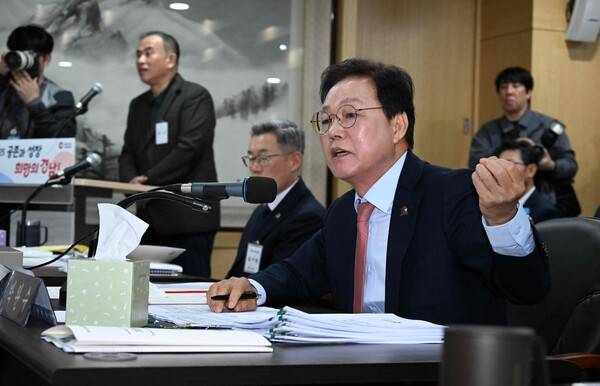 국회 행정안전위원회 경남도청 국정감사가 28일 오전 경남도청 도정회의실에서 열렸다. 박완수 경남도지사, 명태균 씨 등이 공방을 하고 있다. /김구연 기자