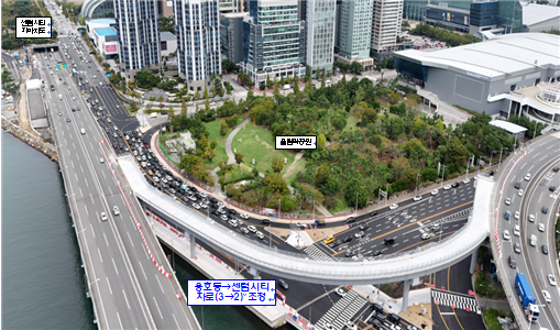 광안대교 접속도로 연결공사 중 램프교량 설치가 끝나 오는 30일부터 용호동에서 센텀시티 방향 차로가 3차로에서 2차로로 조정된다. 부산시 제공