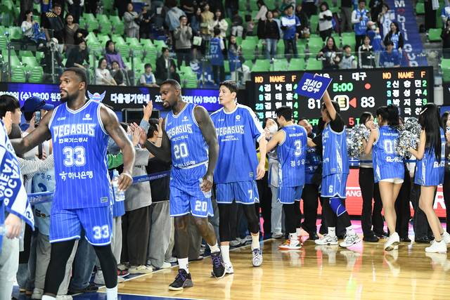 지난 26일 개막 8연패 뒤 어렵게 시즌 첫 승을 올린 대구 한국가스공사 선수들이 팬들과 하이파이브를 나누며 인사하고 있다. 맨앞이 새로 영입한 닉 퍼킨스와 라건아 선수. KBL 제공
