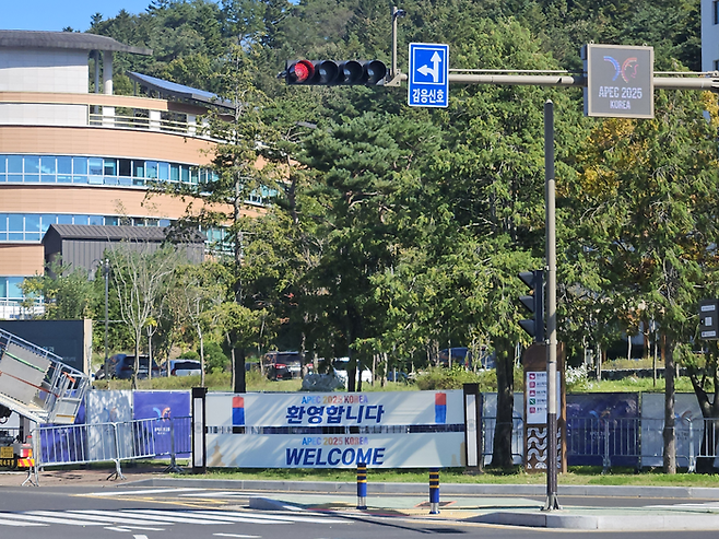 APEC 정상회의 주간이 시작된 27일, 경주 시내에 내걸린 환영 현수막. 서민지기자 mjs858@yeongnam.com