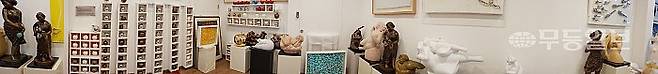 아트 갤러리 2층에는 작가가 완성한 작품들을 전시해 놓은 갤러리가 있다. 파노라마 촬영.